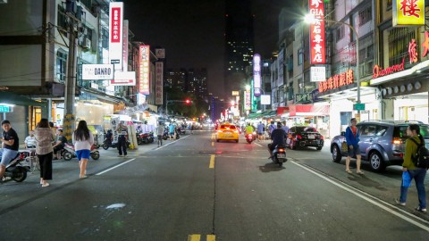 苓雅自強夜市場景圖